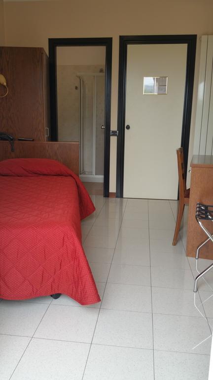 Hotel 5 Vie Almenno San Salvatore Szoba fotó