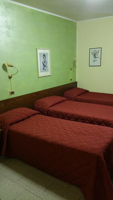 Hotel 5 Vie Almenno San Salvatore Szoba fotó