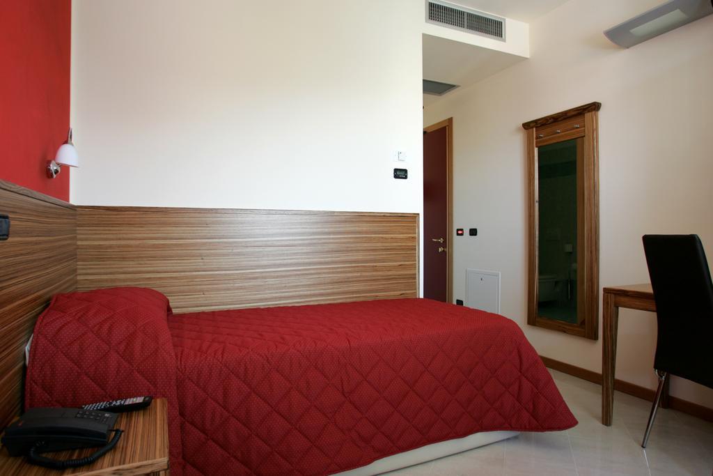 Hotel 5 Vie Almenno San Salvatore Szoba fotó