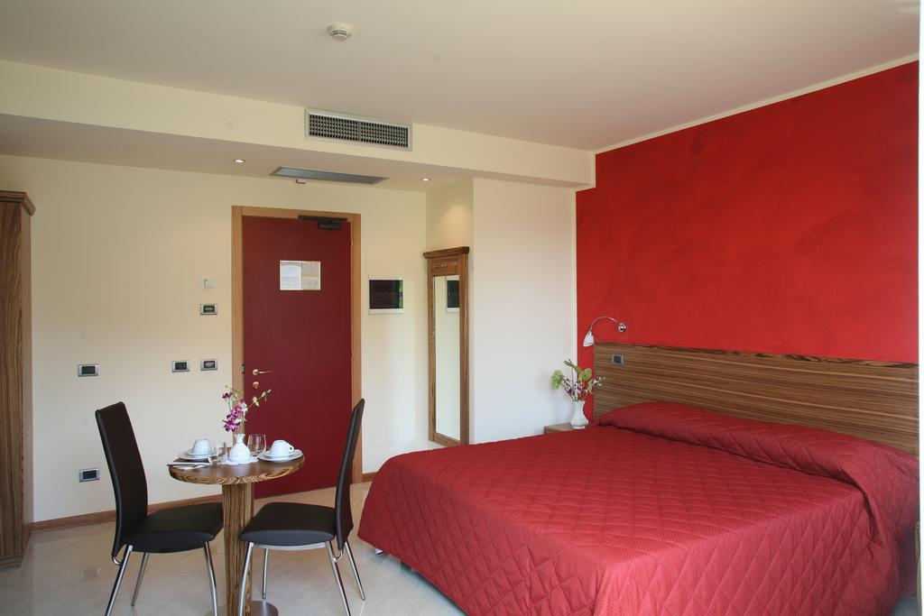 Hotel 5 Vie Almenno San Salvatore Szoba fotó